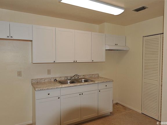 5th image of 2546 NE 11th Pl