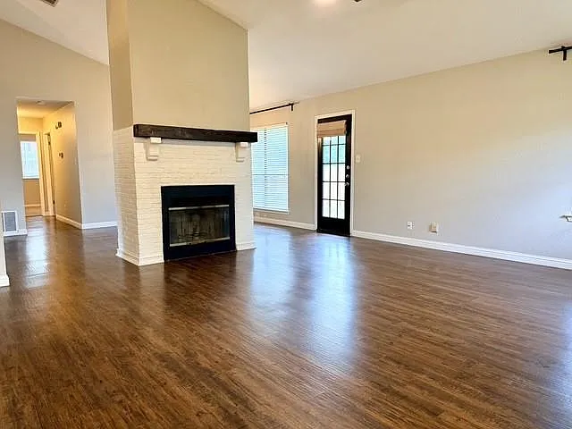 1920 White Oak Cir — Photo 7