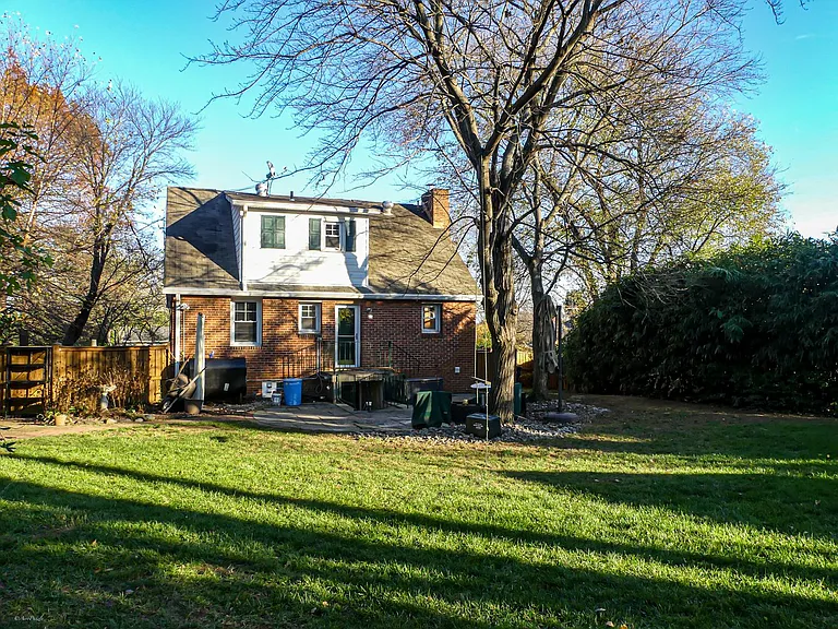 903 Crestview Dr — Photo 23