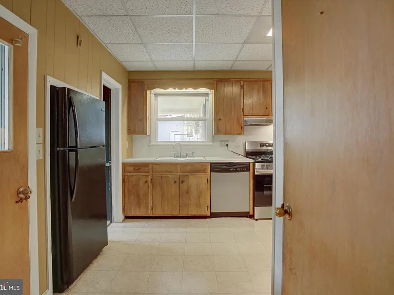 230 W 2nd St #A — Photo 16