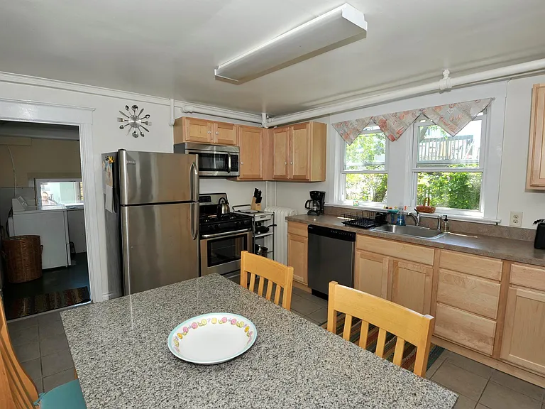 1035 Bay Ave #1 — Photo 5