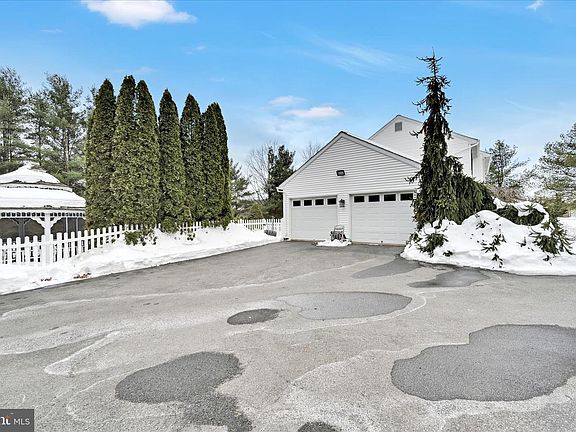 3rd image of 1823 Ridgewood Rd