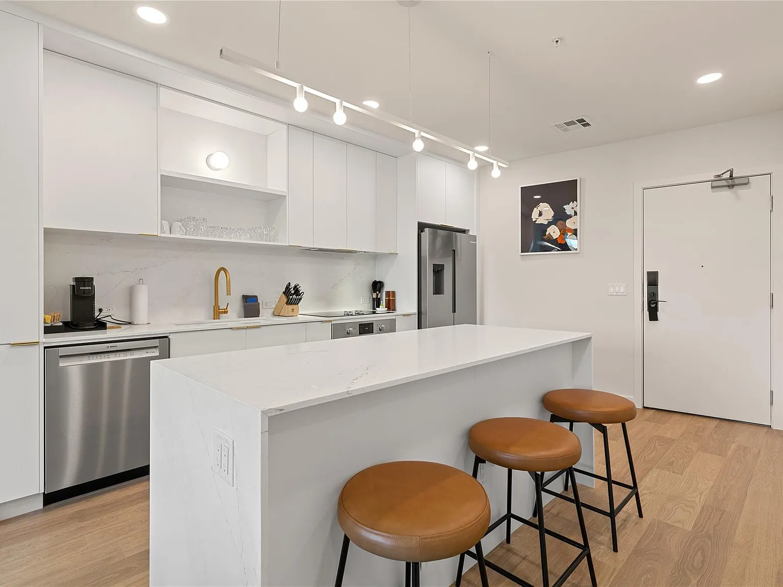 2 bed, 2.0 bath, 1060 sqft, $4,000 — Photo 3