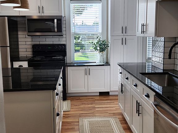 Darling farmhouse kitchen!
