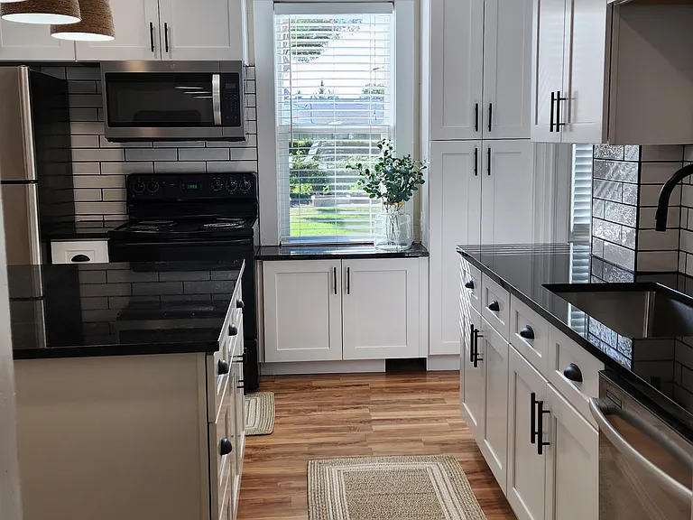 Darling farmhouse kitchen!