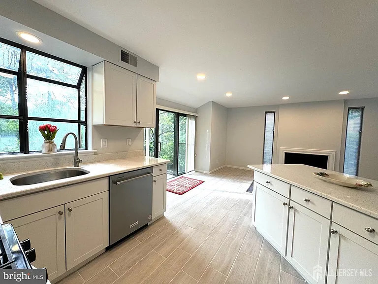 104 Sayre Dr — Photo 10