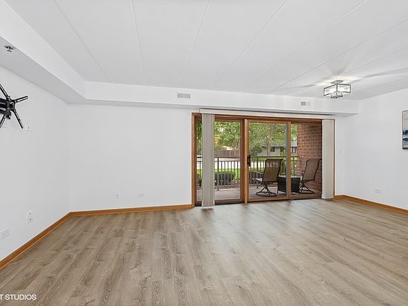 4th image of 7800 W 89th St APT 101