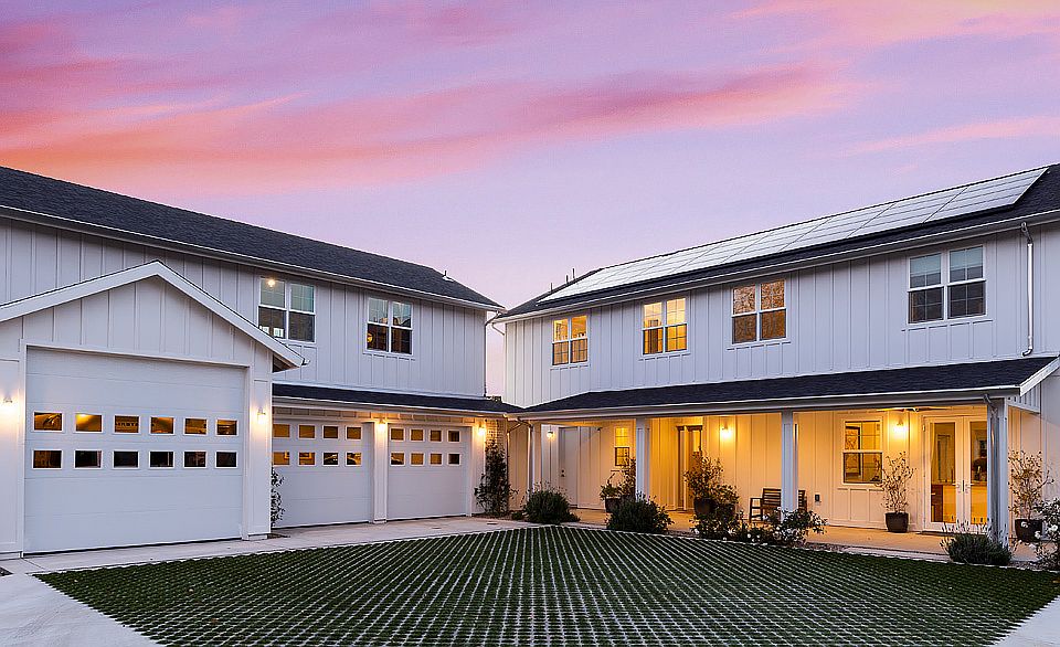 New Modern 5 bed Farmhouse!