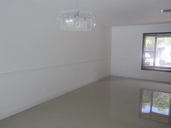 4th image of 11003 Glenwood Dr