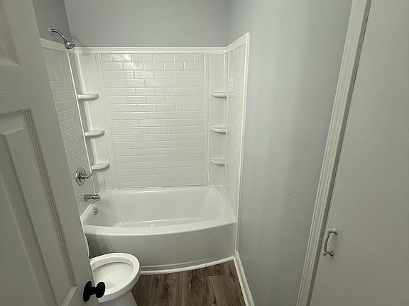 5th image of 221 Meadowbrook Dr
