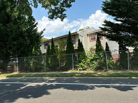 4th image of 431 Commack Rd