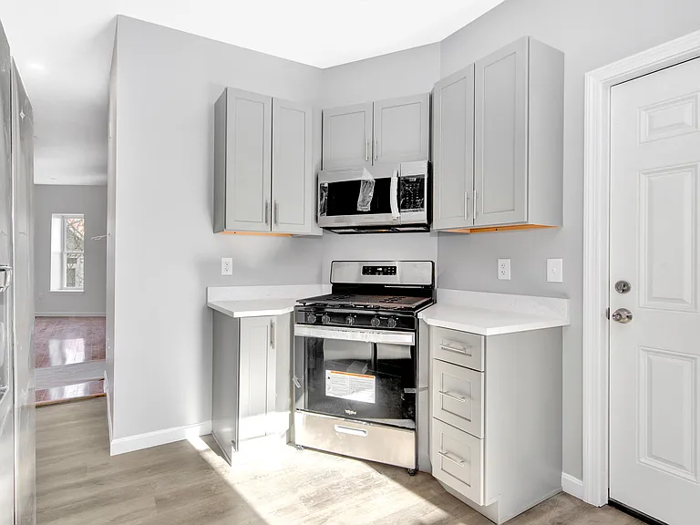 29 Lambert St #3 — Photo 1