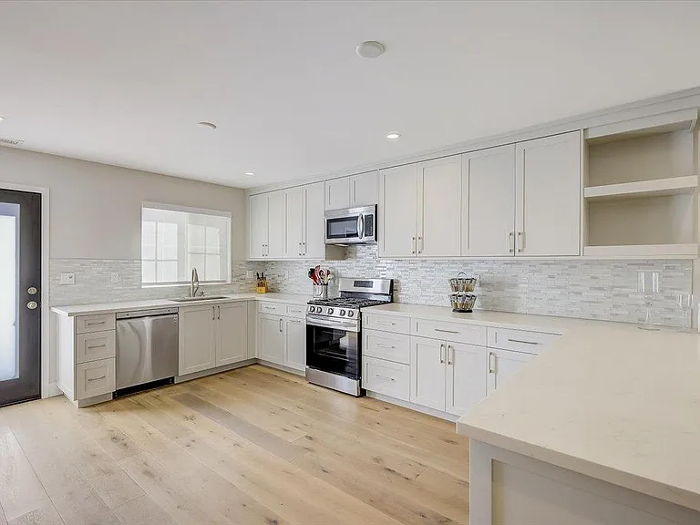 1832 S Redondo Blvd — Photo 10