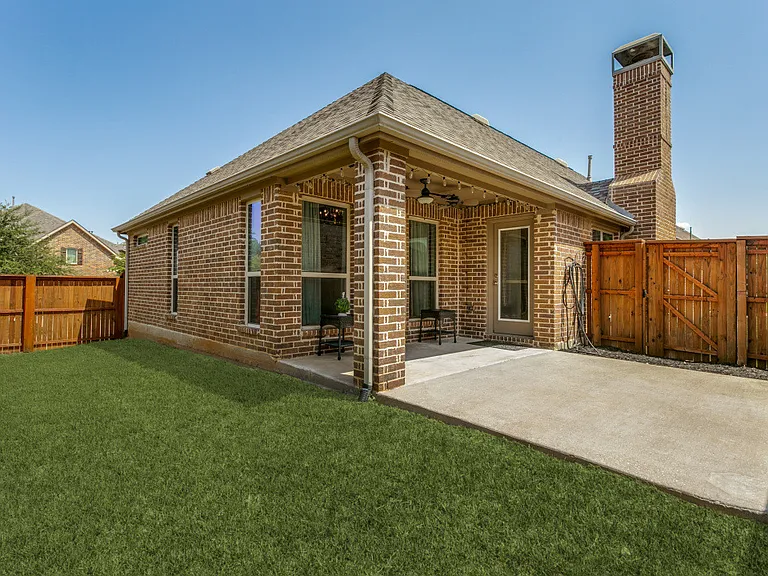 531 Catherine Ln — Photo 35