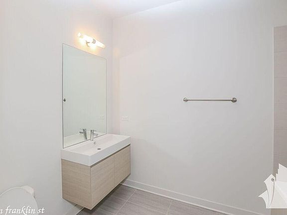 4th image of 858 N Franklin St #816
