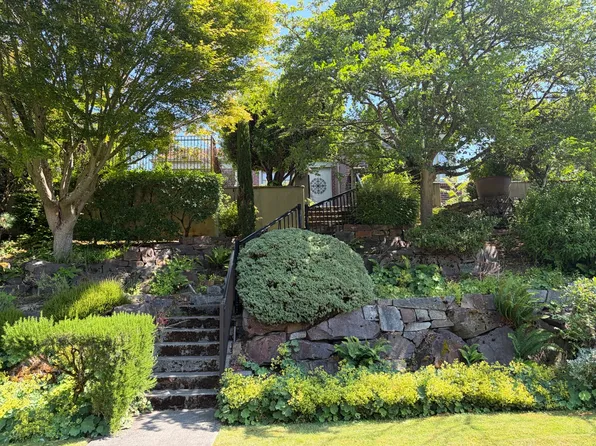 2272 Viewmont Way W, Seattle, WA 98199
