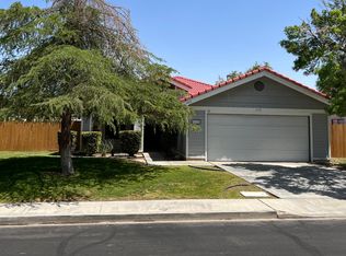 1118 N Yosemite Ln, Ridgecrest, CA 93555
