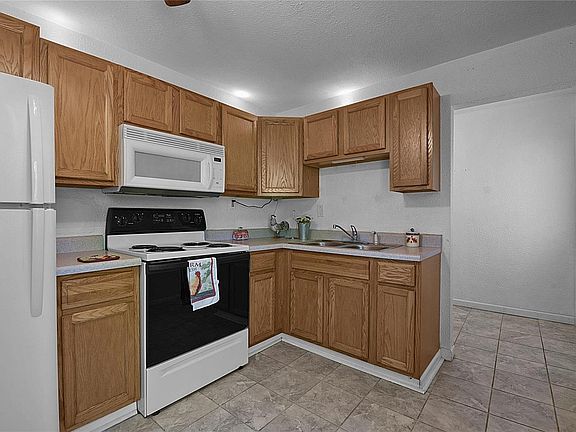5th image of 851 Twin Oak Dr