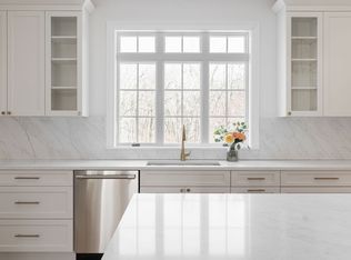 71 Franklin St, Reading, MA 01867