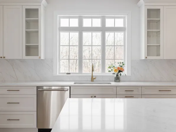 71 Franklin St, Reading, MA 01867