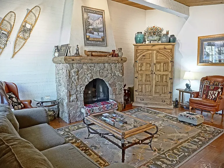 2586 Davos Trl W — Photo 4