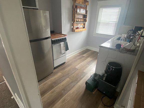 5th image of 223 Parkwood Ave #2