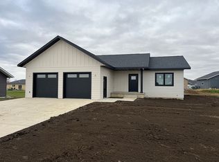 925 15th St NE, Sioux Center, IA 51250