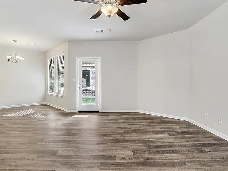 1138 Foxtail Dr — Photo 5