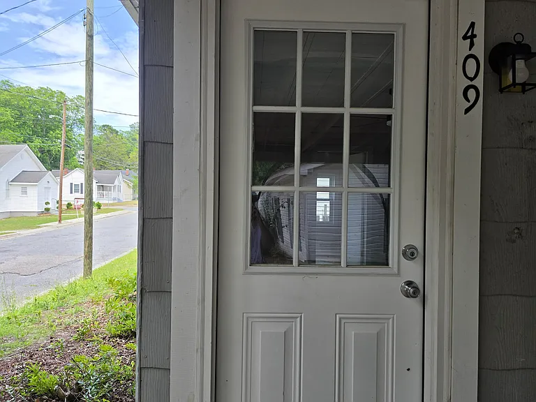 409 Oak St — Photo 1