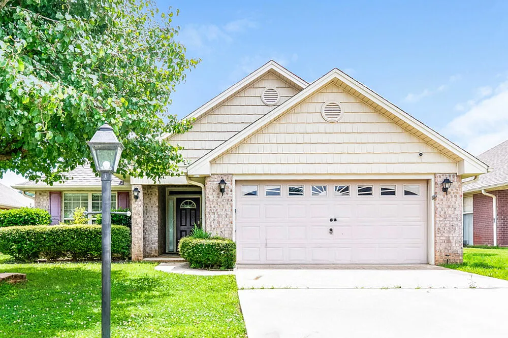 4 bed, 2.0 bath, 1869 sqft, $1,970 — Photo 1