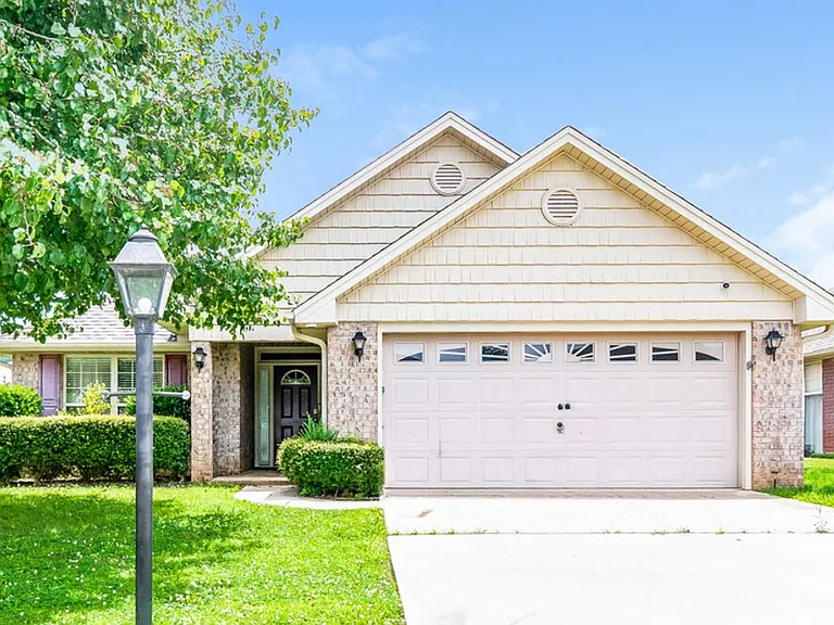 4056 Cambridge Dr — Photo 1