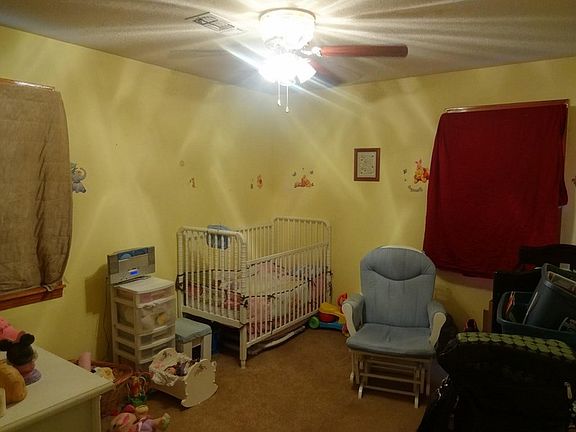 Bedroom #2 : Wall decorations are removable stickers and will be gone.