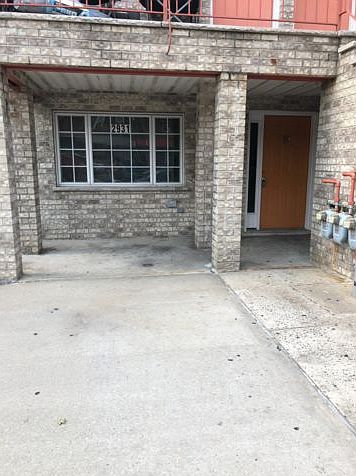 1st image of 2931 Laconia Ave