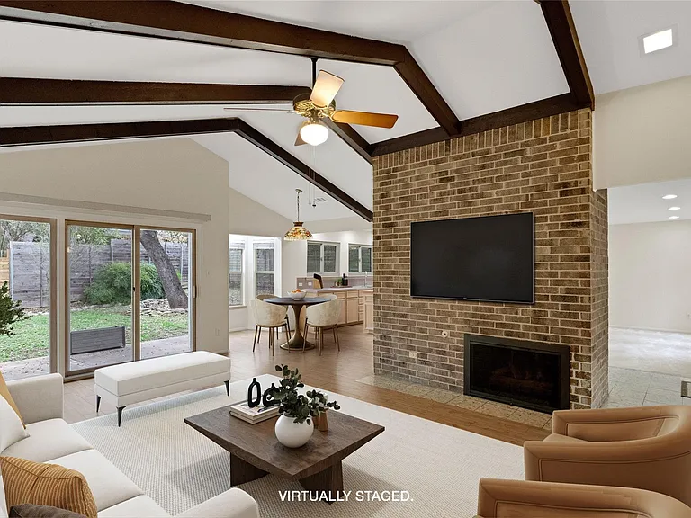 2203 Farnswood Cir — Photo 2