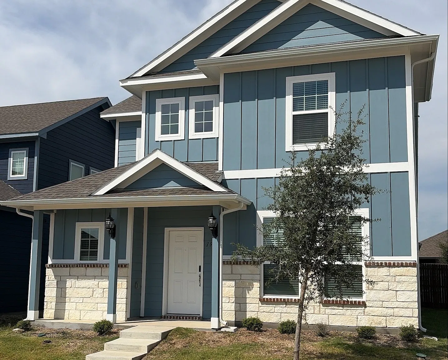 1902 Bluebonnet Ln — Photo 1
