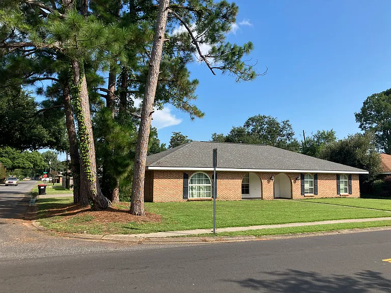 901 Dulles Dr — Photo 3