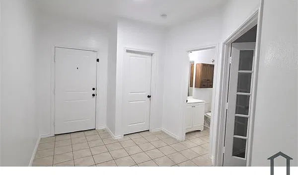 5 bed, 2054 sqft, $2,999 — Photo 2