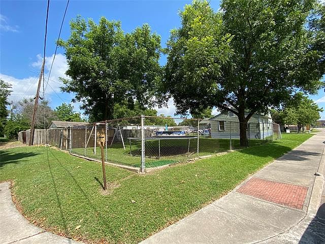 2nd image of 3706 Dennis St