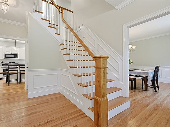 4th image of 22 Chamberlains Mill Ln