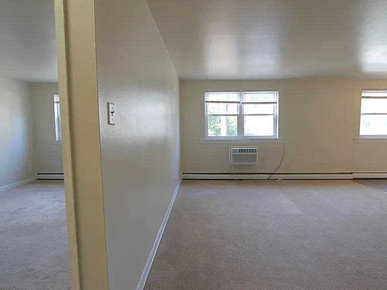 West Walnut Lane Apartments — Photo 8