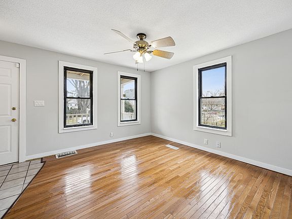 4th image of 957 Euclid St