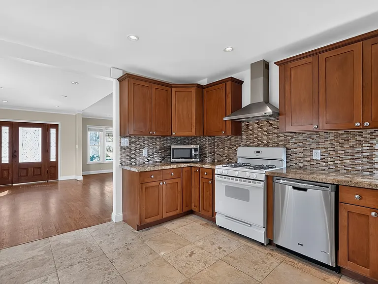 7742 Dunbarton Ave — Photo 8