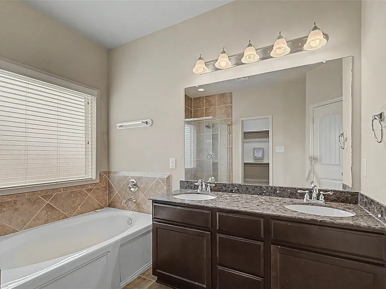 18319 Amalfi Coast Dr — Photo 25