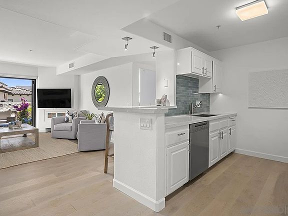 5th image of 5726 La Jolla Blvd Unit 204