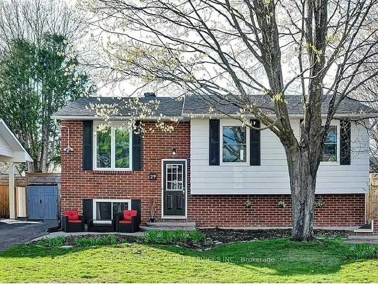 29 Uxbridge Cres — Photo 1