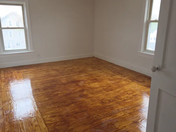 20 Chambers St APT 3, Cumberland, RI 02864