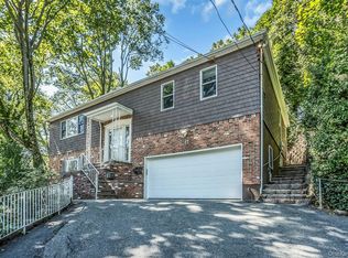 17 Willow Dr, Port Washington, NY 11050