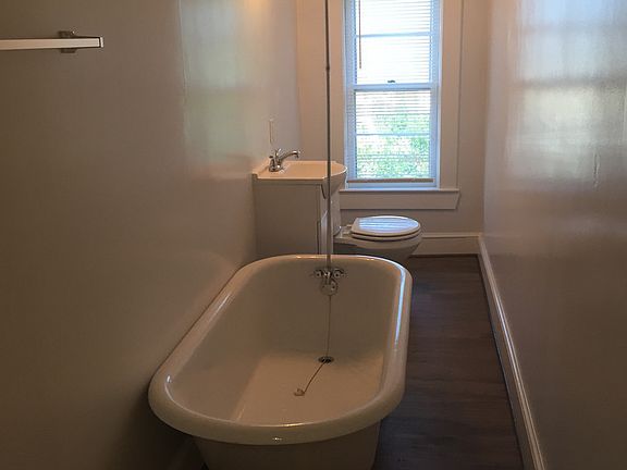 3rd image of 244 E 40th St APT 3