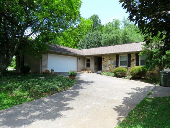 2nd image of 946 Windridge Dr