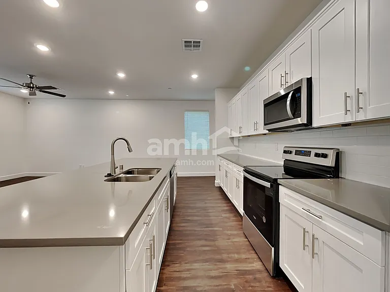 136 Charmante Tulip Ln — Photo 3